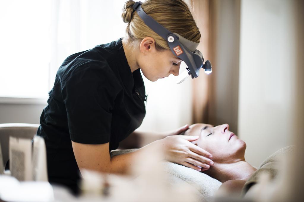 Upper House Hotel Gothenburg Exterior photo A medical professional wearing a head-mounted light